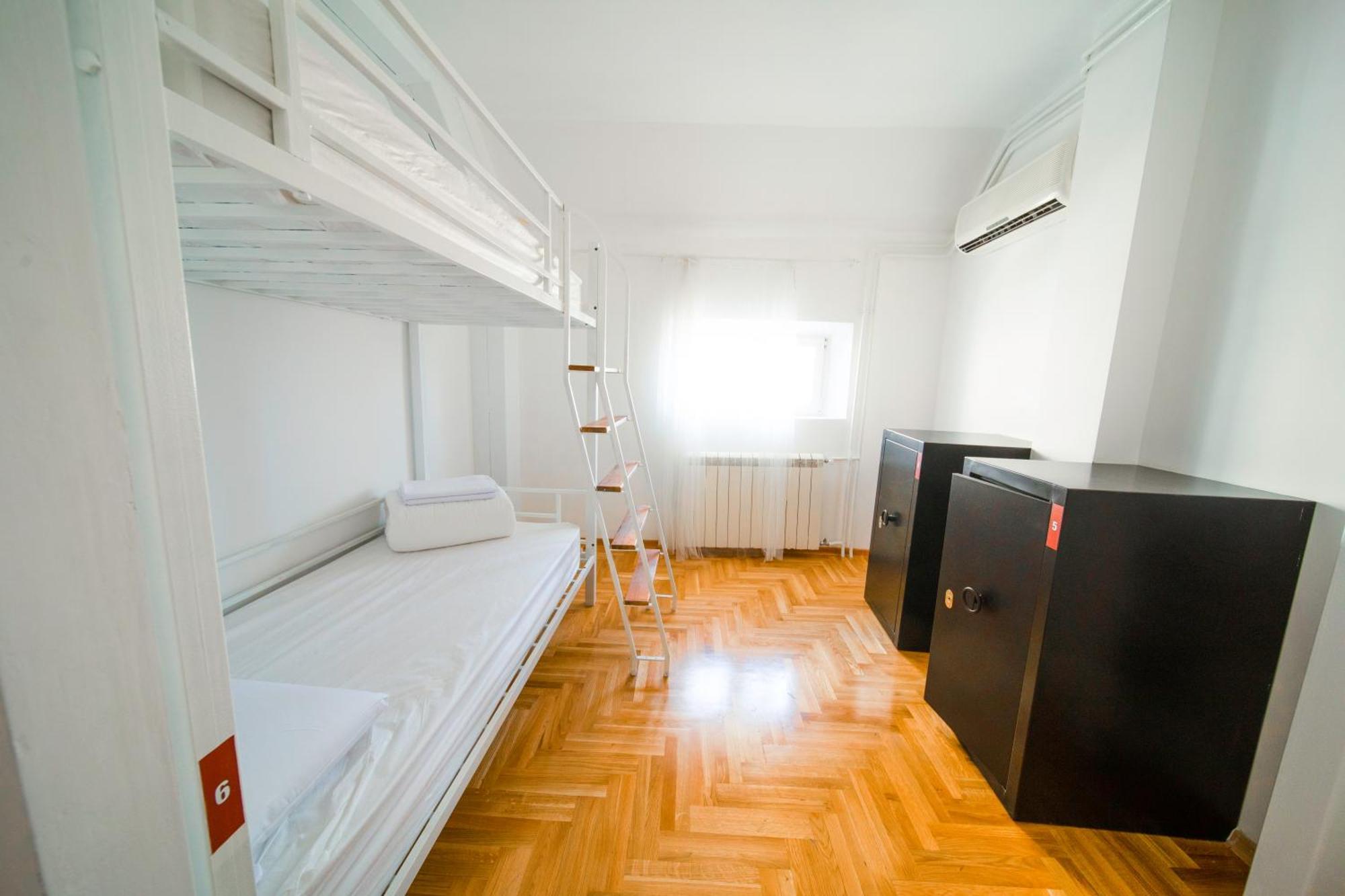 New Generation Hostel Belgrade Center Excellent Location The Right Alternative To Luxury Hotels A Few Steps From The Famous Ulica Kneza Mihaila Surrounded By Restaurants Clubs And Offers Opportunities For Shopping Free Wi-Fi Kitchen Garden Exterior photo